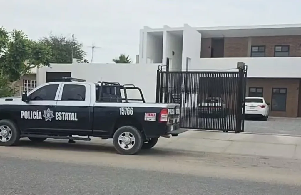 Policías vigilan la casa abandonada por los militares.