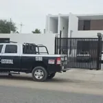Policías vigilan la casa abandonada por los militares.