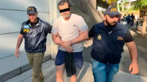 Detienen en Argentina al contralmirante Fernando Farías Lagunas, líder del huachicoleo fiscal.