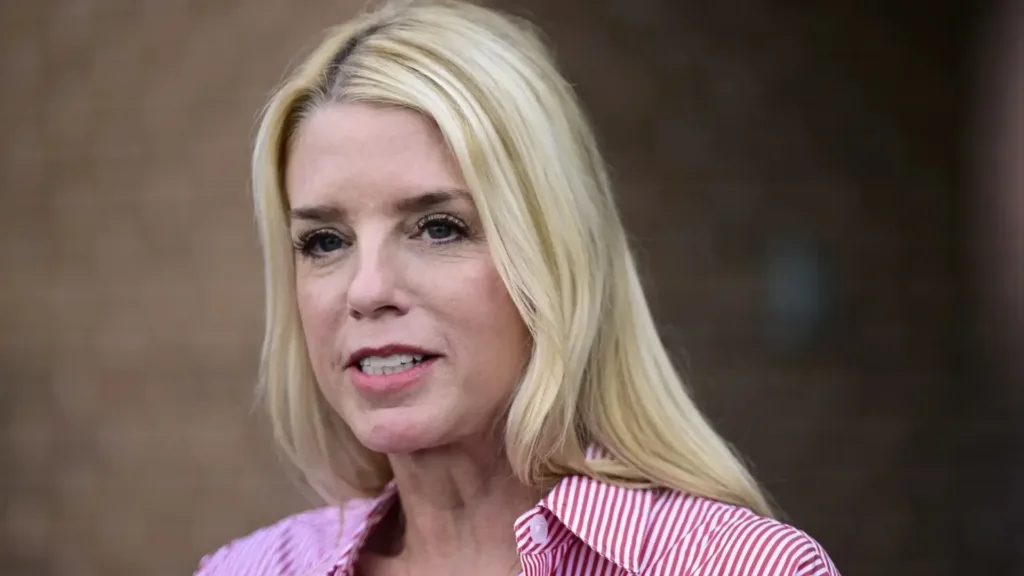 Trump destituye a Pam Bondi en medio de tensiones por el caso Epstein.