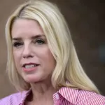Trump destituye a Pam Bondi en medio de tensiones por el caso Epstein.
