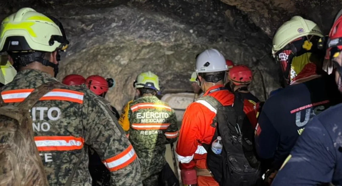 Continúan labores de rescate de segundo minero con vida y localizan a otro más fallecido.