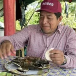 Antonio Silván, dirigente de Morena en Macuslpana, se burla de las leyes que prohiben comer especies protegidas.