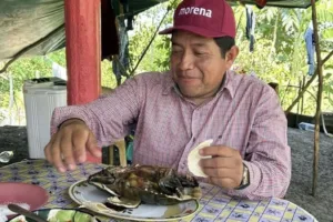 Antonio Silván, dirigente de Morena en Macuslpana, se burla de las leyes que prohiben comer especies protegidas.