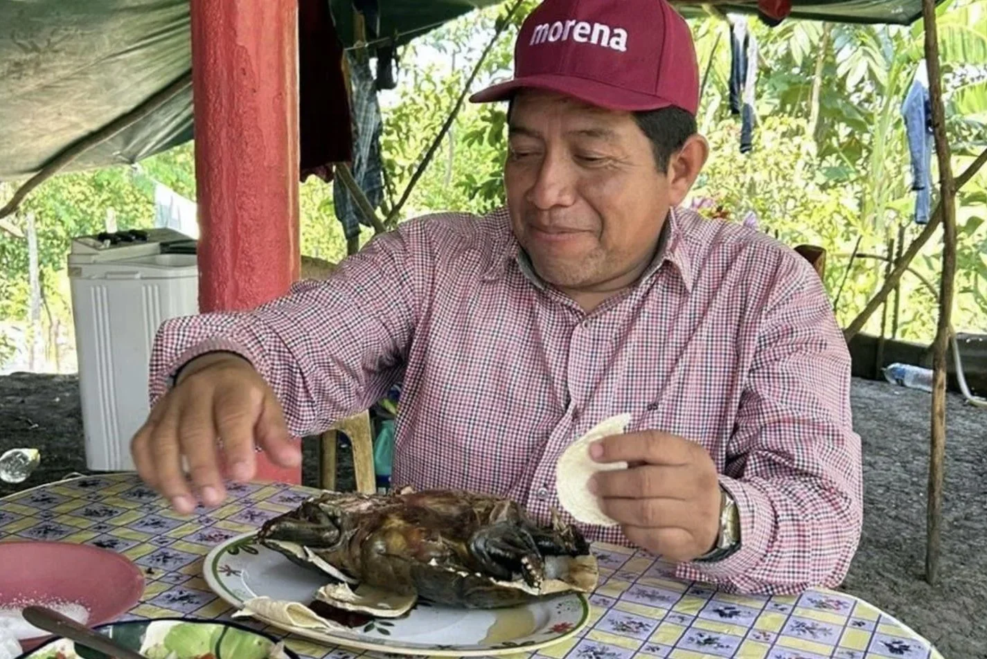 Antonio Silván, dirigente de Morena en Macuslpana, se burla de las leyes que prohiben comer especies protegidas.