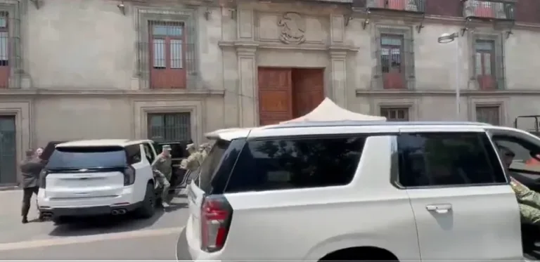 La abrupta llegada de García Harfuch y los mandos militares a Palacio Nacional.