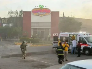 Terror en Culiacán tras ataque al Casino Tropicana donde murió una mujer.
