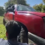 Aguacateros se esconden durante balacera entre civiles y policías.