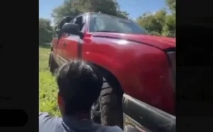 Aguacateros se esconden durante balacera entre civiles y policías.