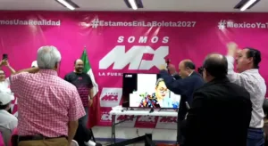 Integrantes de Somos México celebran la decisión del INE.