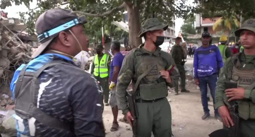 Ciudadanos exigen a militares dejar las armas y tomar picos y palas para ayudar en el rescate.