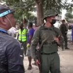 Ciudadanos exigen a militares dejar las armas y tomar picos y palas para ayudar en el rescate.