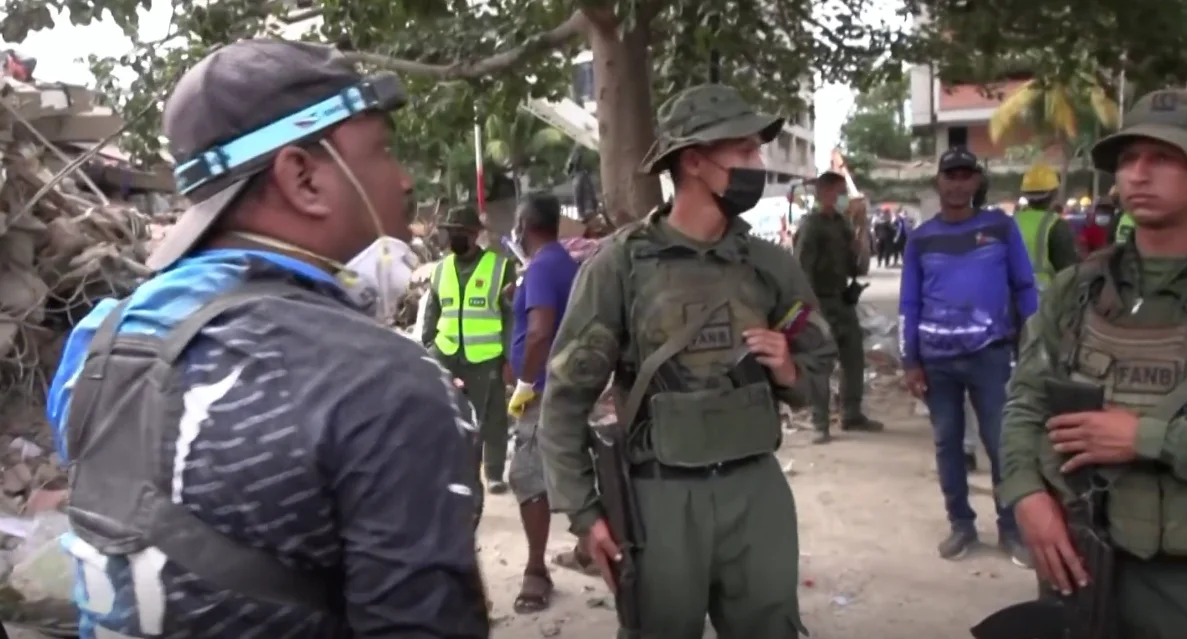 Ciudadanos exigen a militares dejar las armas y tomar picos y palas para ayudar en el rescate.