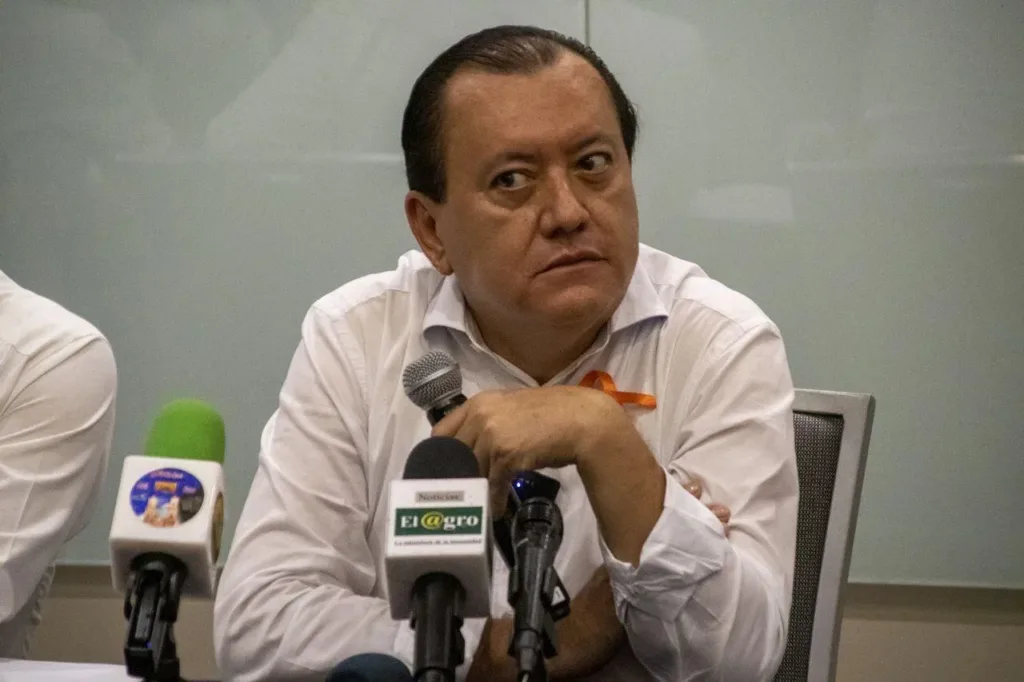 El rector con licencia Javier Saldaña Almazán.