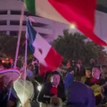 Aficionados mexicanos llevan 'serenata' a la selección de Ecuador.