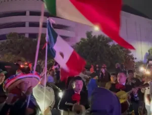 Aficionados mexicanos llevan 'serenata' a la selección de Ecuador.