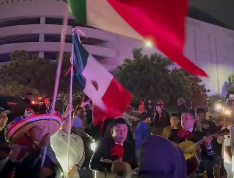 Aficionados mexicanos llevan 'serenata' a la selección de Ecuador.