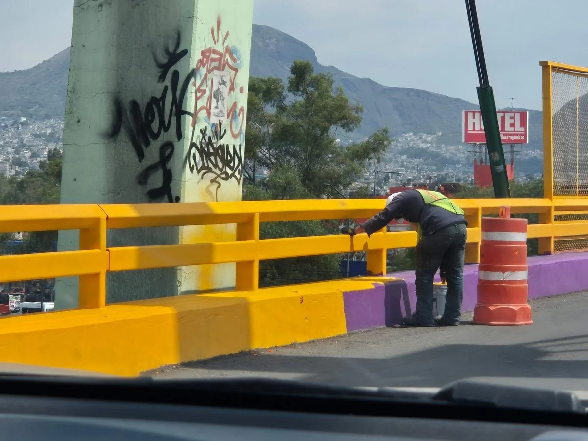 Vuelve el amarillo a puentes y señalizaciones viales.