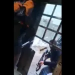 El ingreso del grupo armado a la casa de Roxana.