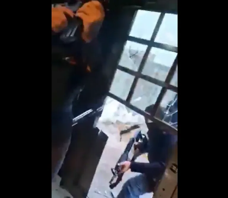 El ingreso del grupo armado a la casa de Roxana.