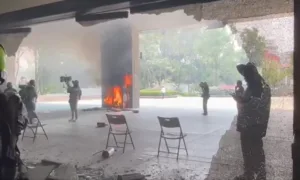 Maestros de la CNTE y CETEG vandalizaron las instalaciones de la SEP en avenida Universidad.