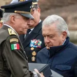 El Ejército lo dobló tanto, que hasta tuvo que condecorar a Salvador Cienfuegos.