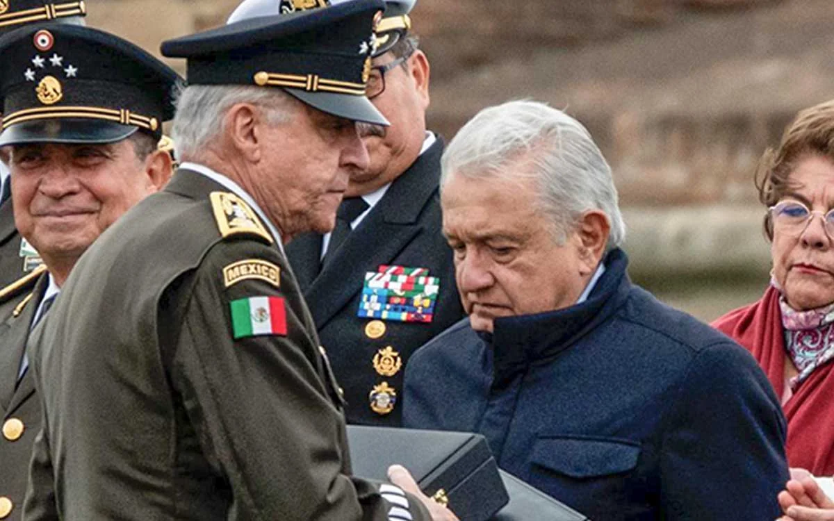 El Ejército lo dobló tanto, que hasta tuvo que condecorar a Salvador Cienfuegos.