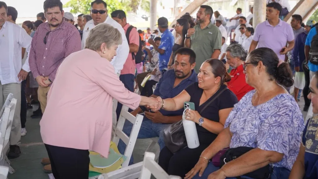 La titular de Semarnat, Alicia Bárcena, con pobladores del Mahahual en Quintana Roo.