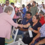 La titular de Semarnat, Alicia Bárcena, con pobladores del Mahahual en Quintana Roo.