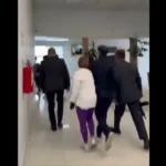 El alcalde de Metepec, Fernando Flores, con escoltas agrediendo a un civil.