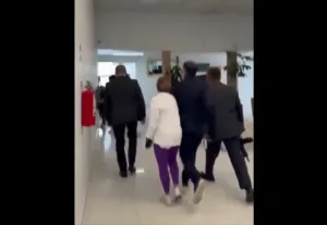 El alcalde de Metepec, Fernando Flores, con escoltas agrediendo a un civil.