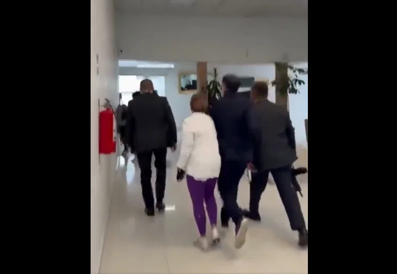 El alcalde de Metepec, Fernando Flores, con escoltas agrediendo a un civil.