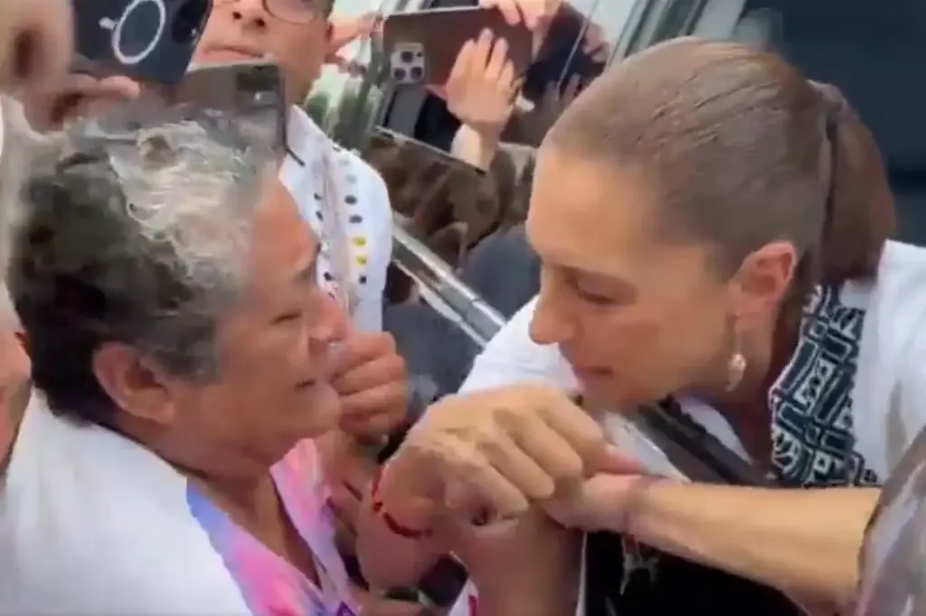 Madre de Roxana interepta a Sheinbaum.