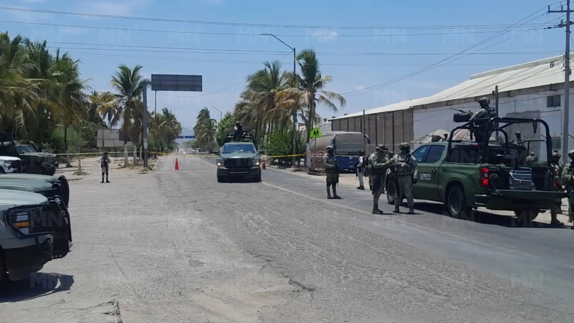 Elementos del Ejército montaron un perímetro alfredeor del lugar de la explosión.