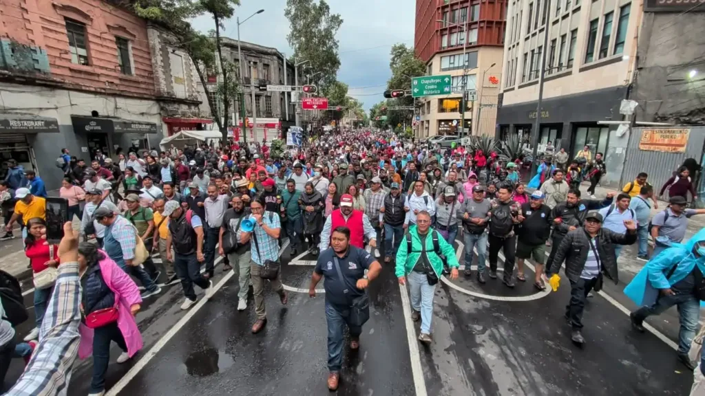Maestros avanzan rumbo al Estadio CDMX.