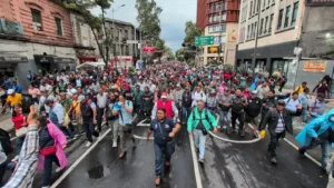 Maestros avanzan rumbo al Estadio CDMX.