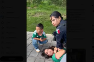 Policías de Cholulua, Puebla, agreden a mujer frente a sus hijos.