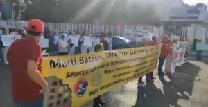 Empleados del ISSSTE reclaman la presencia de Martí Batres en Sonora.