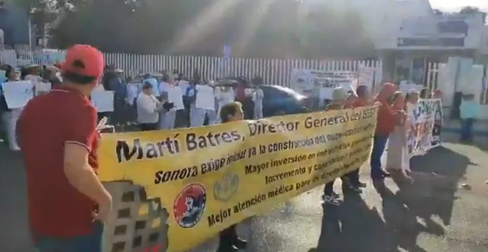 Empleados del ISSSTE reclaman la presencia de Martí Batres en Sonora.
