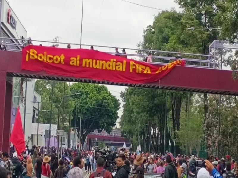 La CNTE se dirige al Estadio de la Ciudad de México.