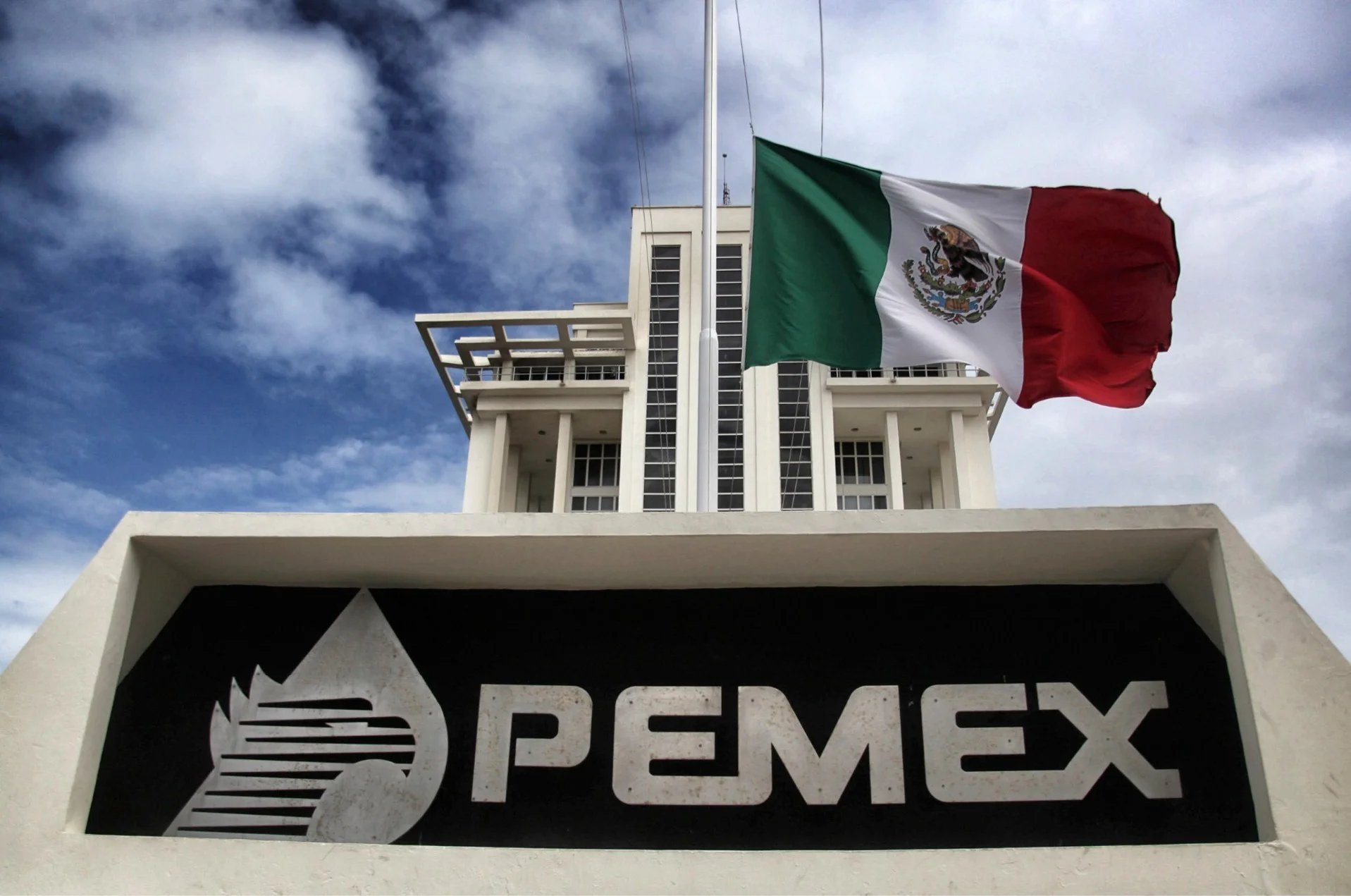 Pemex reporta multimillonarias pérdidas en el primer semestre.