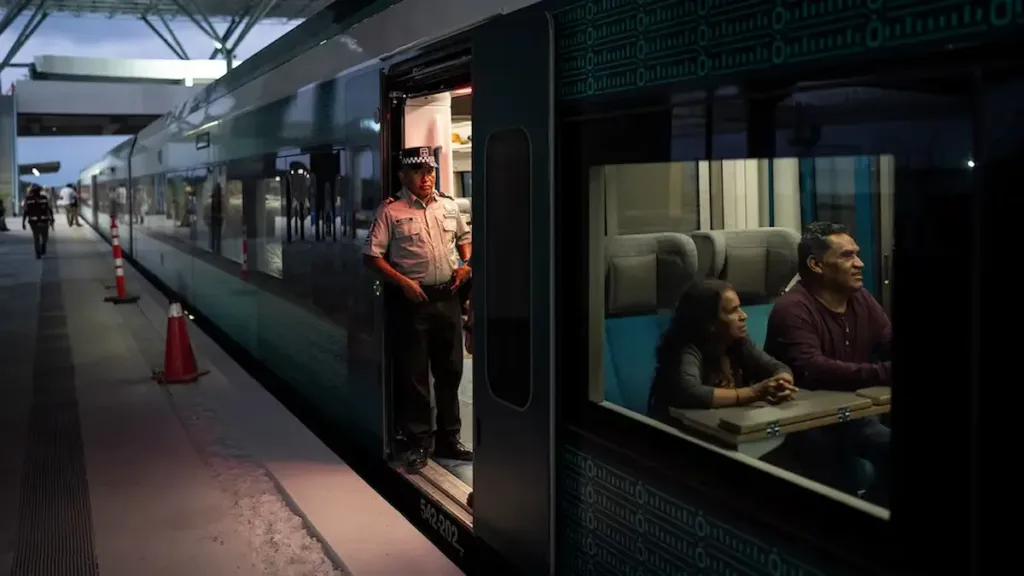 Pasajeros pasaron cinco horas varados en el Tren Maya.
