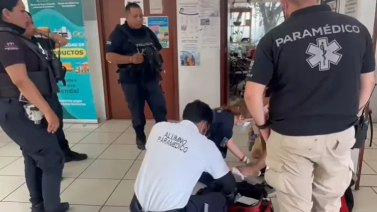 Paramédicos curaron las heridas de las mujeres que escaparon.