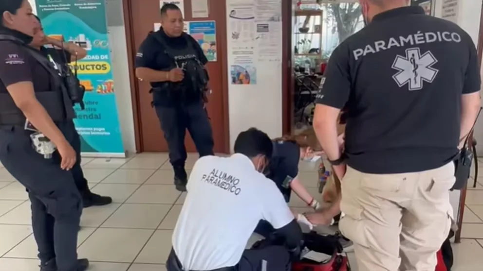 Paramédicos curaron las heridas de las mujeres que escaparon.