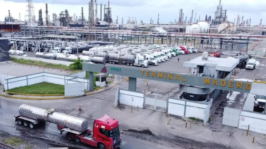 FGR investiga huachicol fiscal por parte de militares en Tamaulipas.