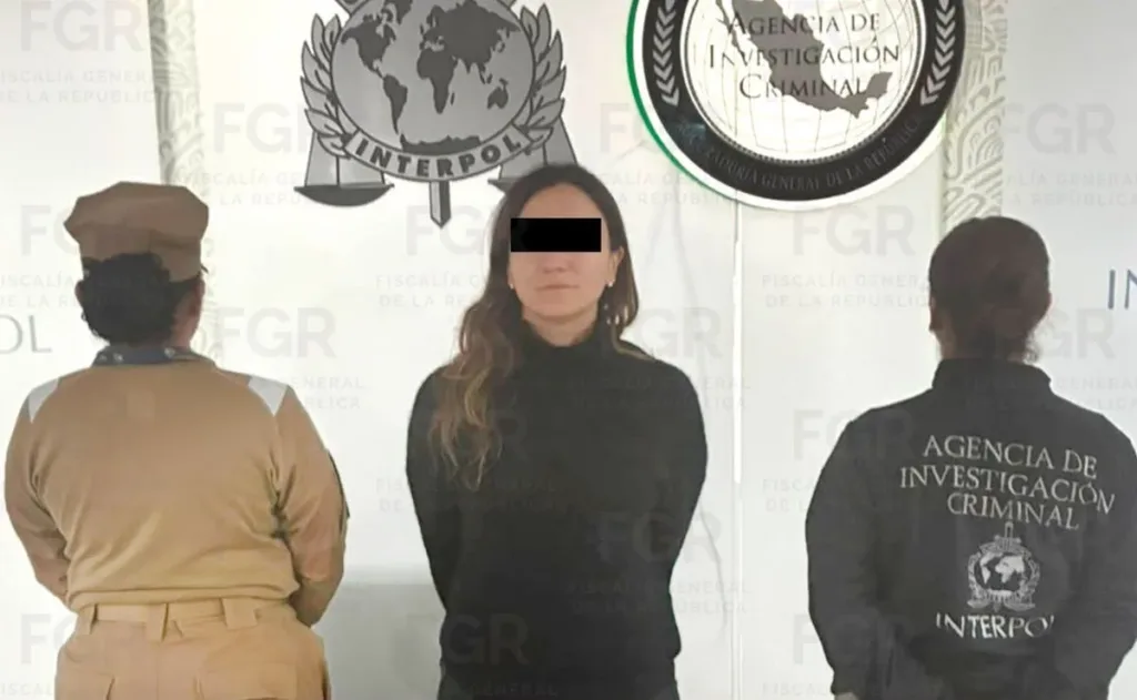 Gilda Lozoya, hermana de Emilio Lozoya, fue detenida en el AICM.