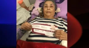 La señora Esmeralda denuncia el robo de su pensión del Bienestar.