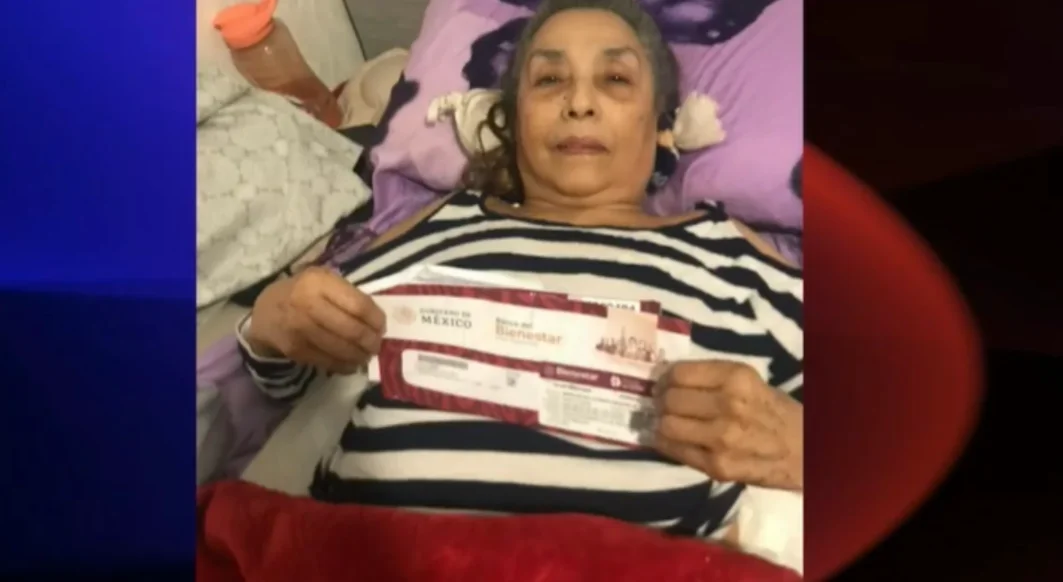 La señora Esmeralda denuncia el robo de su pensión del Bienestar.