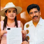 Grecia Quiroz con el presidente de la Suprema Corte Hugo Aguilar.