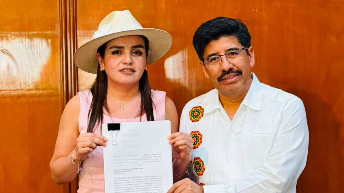 Grecia Quiroz con el presidente de la Suprema Corte Hugo Aguilar.